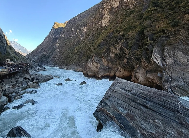 Tiger-Leaping-Gorge-Hiking-Tour-between-Lijiang-and-Shangrila.jpg