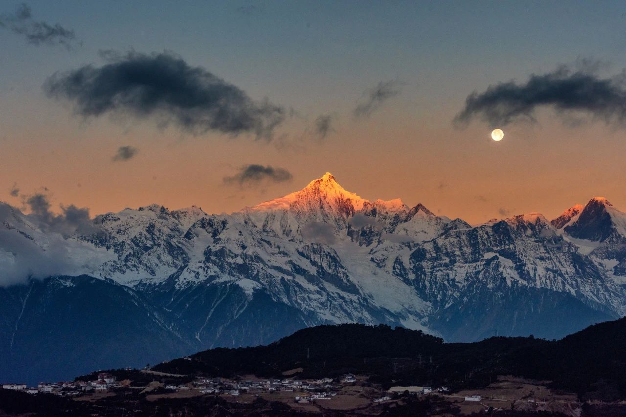 香格里拉日照金山.jpg